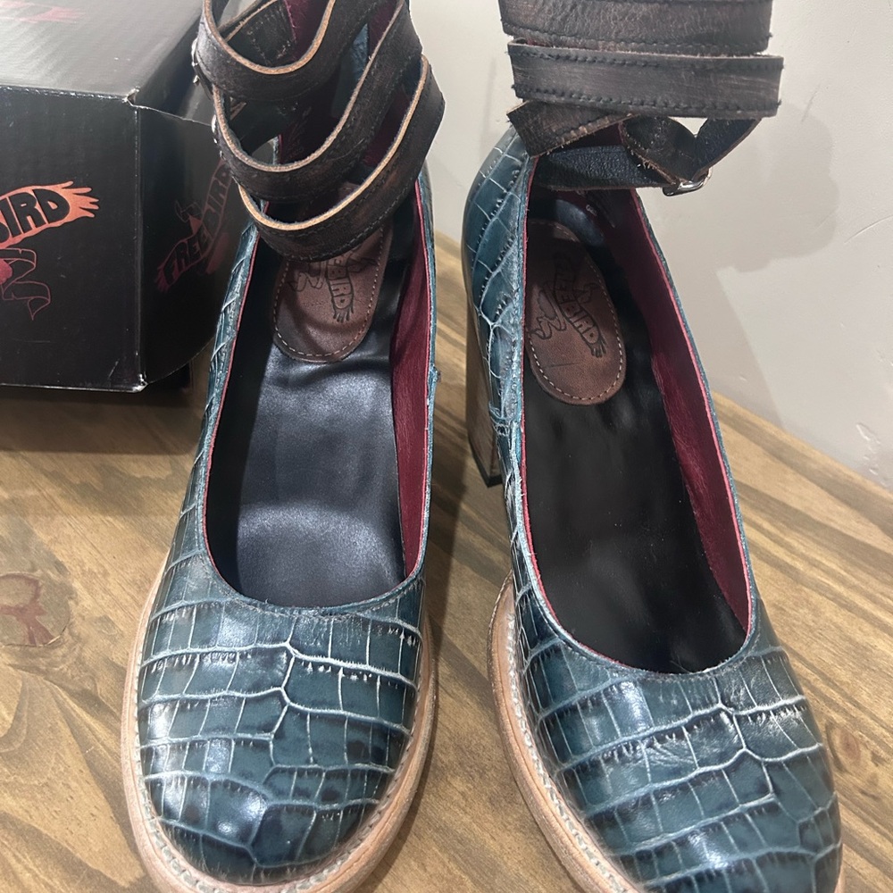 Freebird Turquoise Crocodile mid heel pumps